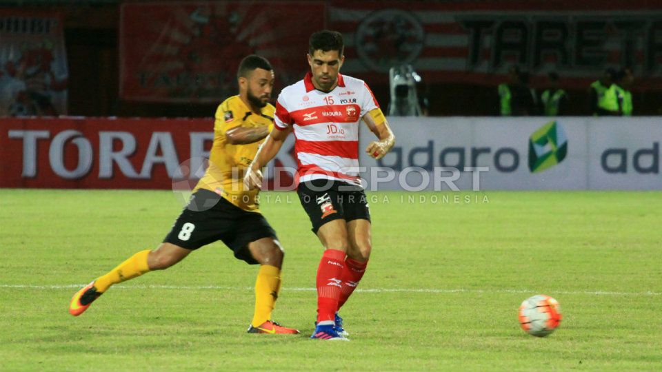 Bek Madura United, Fabiano Beltrame. Copyright: &copy; Ian Setiawan/INDOSPORT